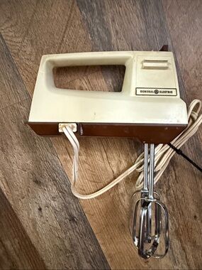 Vintage 1970s 3 speed hand mixer General Electric